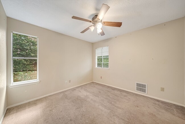 Building Photo - 3812 Redbud Dr