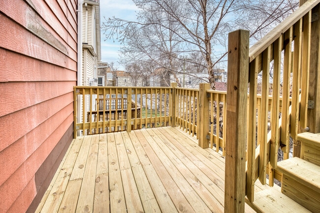 Building Photo - 3037 N Southport Ave