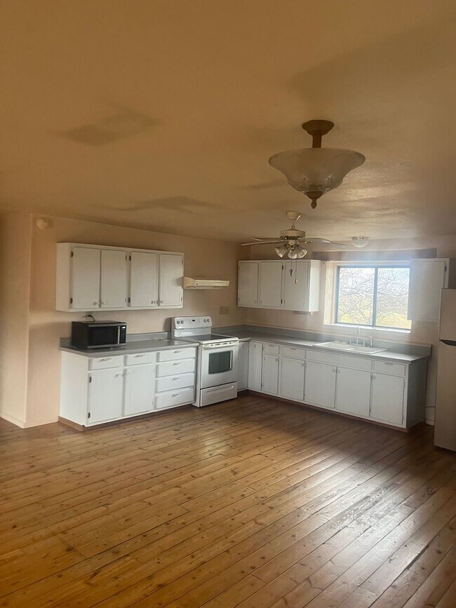 Building Photo - Beautiful ! Bed 1.5 Bath in J-6.