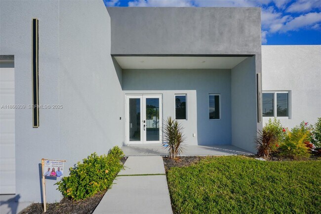 Building Photo - 5 SW 26th Pl