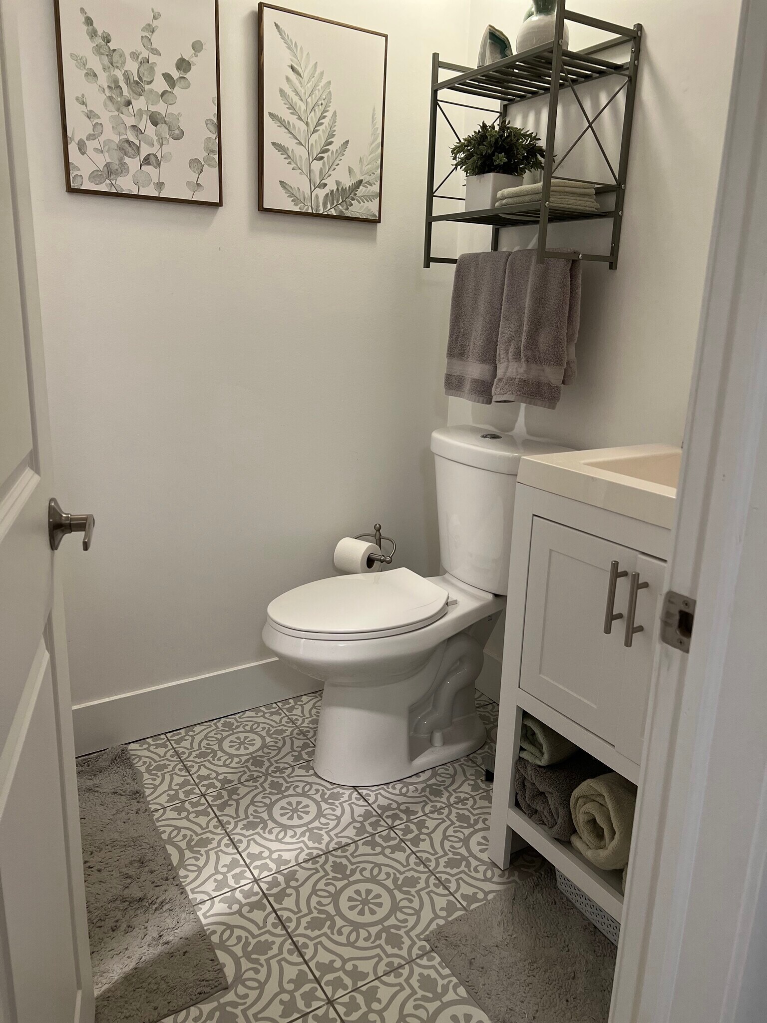 2nd Bathroom - 1401 N Mohawk St