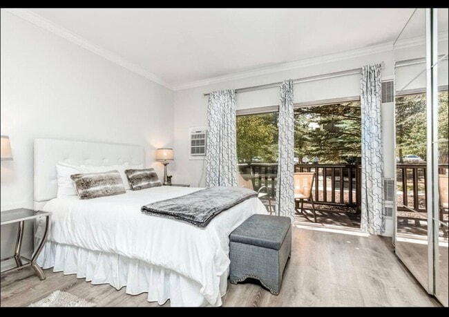 Building Photo - Downtown! Gorgeous Main Floor Furnished Studio