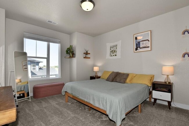 Building Photo - 6826 School House Dr