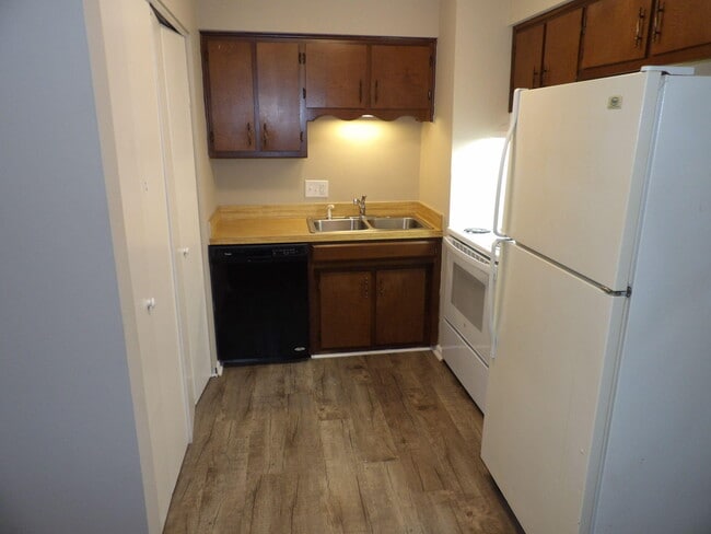 Building Photo - 176 Landings Dr