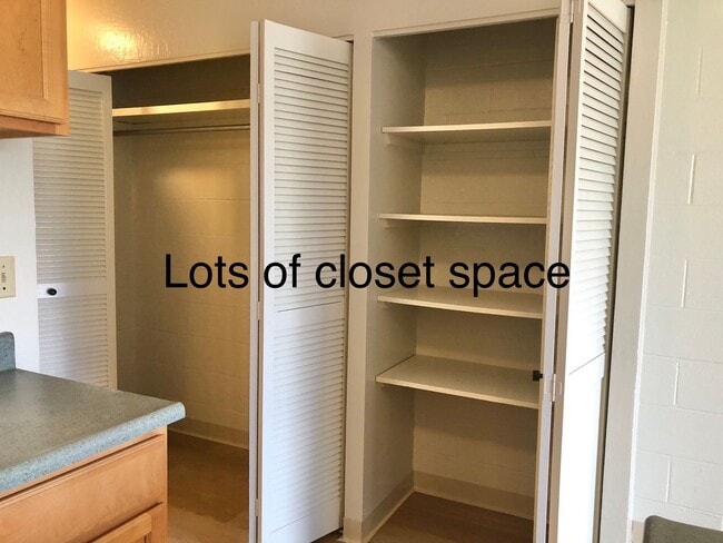 Building Photo - Citron Villa, 1 bdrm, 1 bath, 1 covered pk...