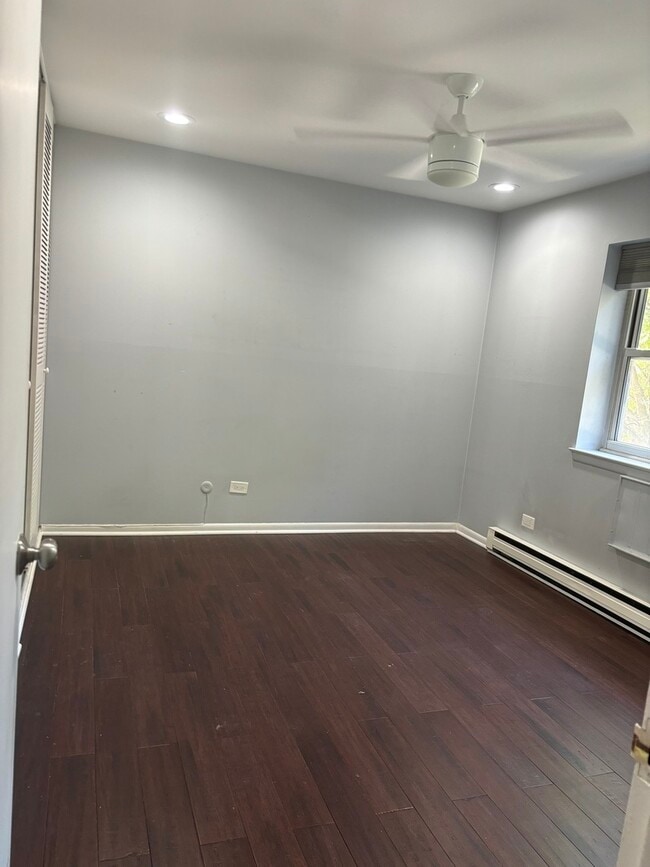 Building Photo - 5920 N Kenmore Ave