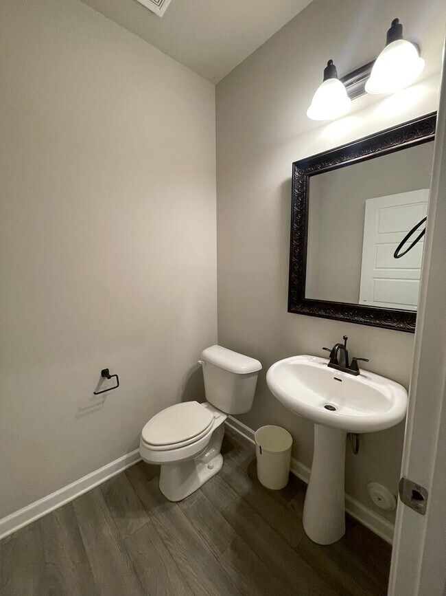 Building Photo - Beautiful Home in Gated Community with Pre...