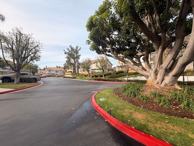 Building Photo - Very Spacious 1 Bed, 1 Bath Condo in Mission Viejo For Rent-In Unit Laundry and Attached Garage