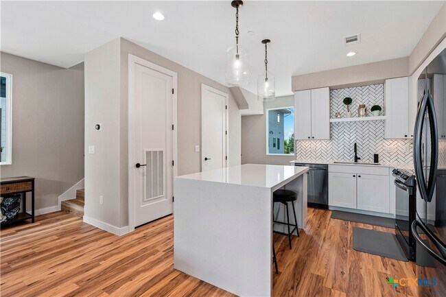 Building Photo - 1208 N Academy Ave