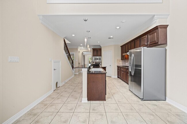 Building Photo - 2047 Palm Forest Ln