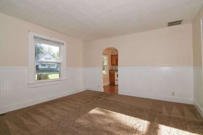 Building Photo - Walking Distance To U Indy Campus!