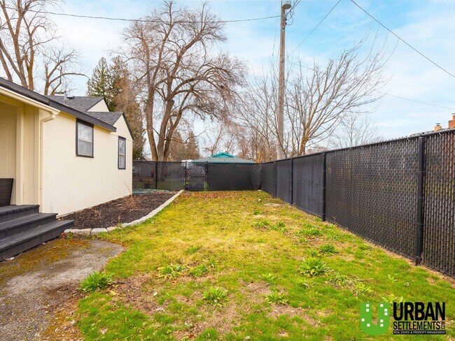 Building Photo - Hard-to-Find 2 Bed Home with HUGE Fenced Yard
