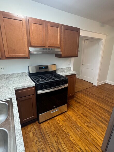 Brand new Whirlpool range - 1333 Castlewood Ave