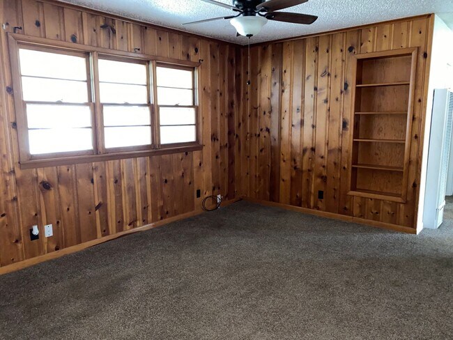 Building Photo - 2 bed 1 1/2 bath