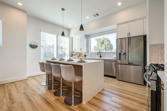 Building Photo - 412 N Nagle St