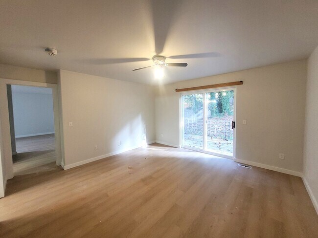 Building Photo - Spacious Four Bedroom Home with Bonus Room...