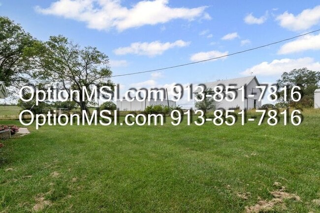 Building Photo - Spacious and move in ready!
