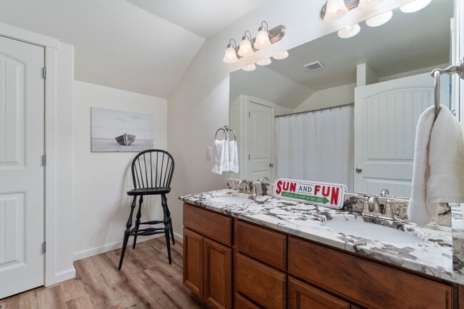 Building Photo - 3 Bedroom, 2 Bath Home