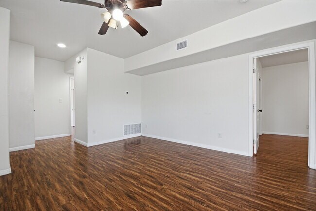 Building Photo - 302 W San Antonio St