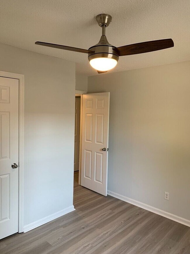 Building Photo - Renovated Apartments in Summerville