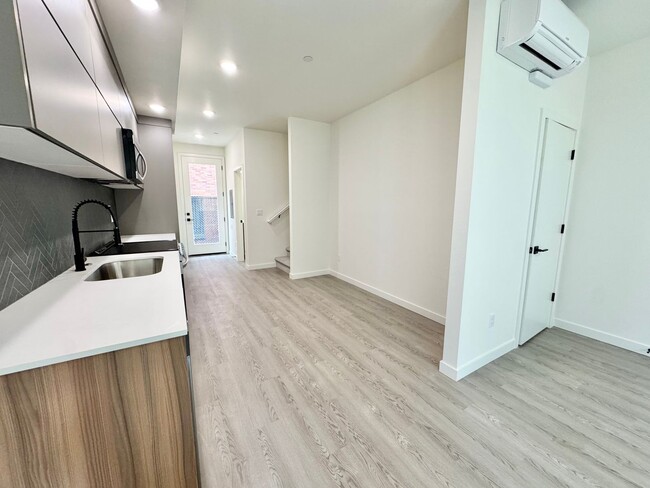 Building Photo - *1 MONTH FREE RENT* A 2bd/2bath Modern Tow...