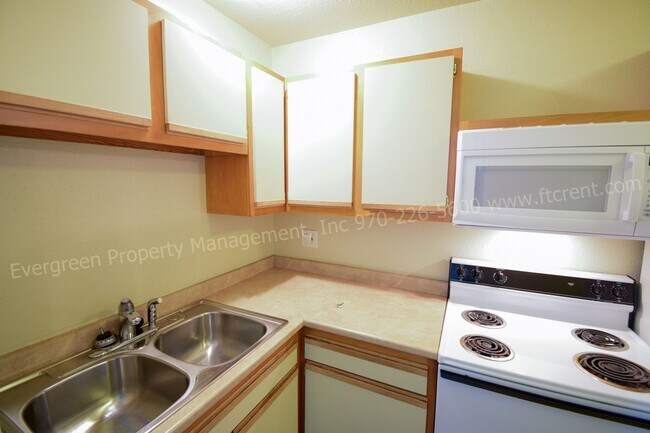 Building Photo - 919 James Ct