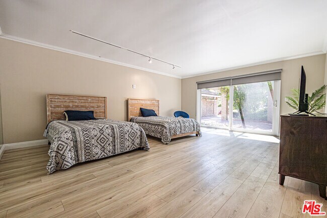 Building Photo - 18022 Lake Encino Dr