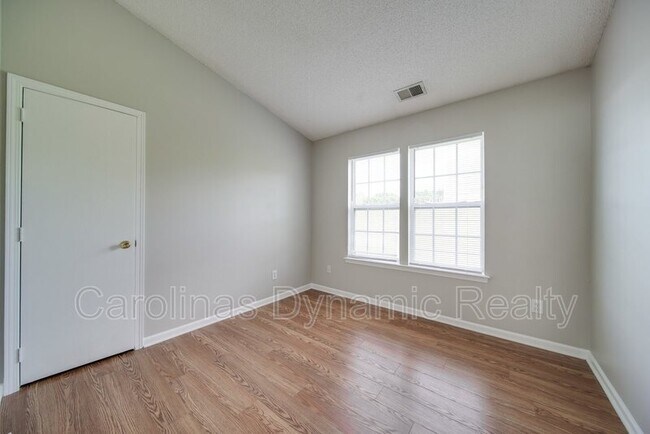 Building Photo - 120 Lantana Dr