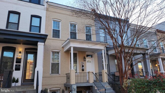 Building Photo - 1153 Neal St NE