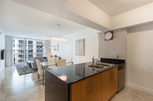 Building Photo - 1750 N Bayshore Dr