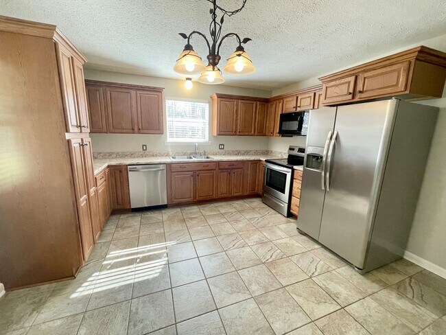 Building Photo - Lovely home east of Athens! Fenced back yard!