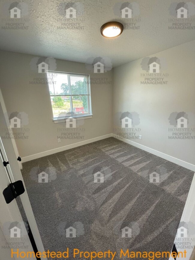 Building Photo - 186-188 SE Lacreole Dr