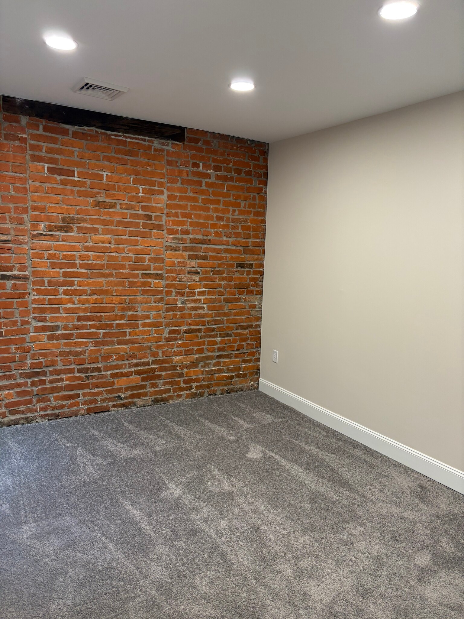 Building Photo - 905 N Orange St