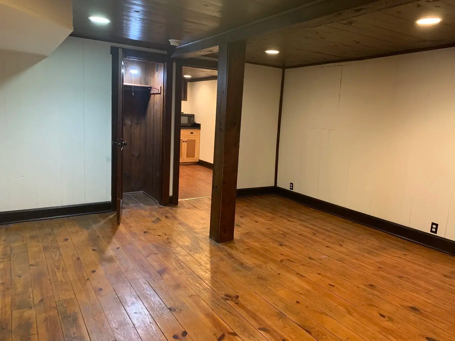 Building Photo - 629 N College Ave