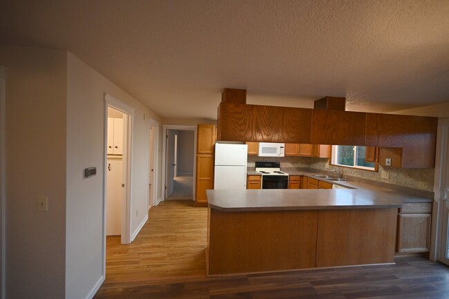 Building Photo - 4 bed 2 bath in Sequim, nice mountain view!