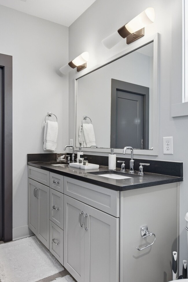 Building Photo - 1608 16th Ave N