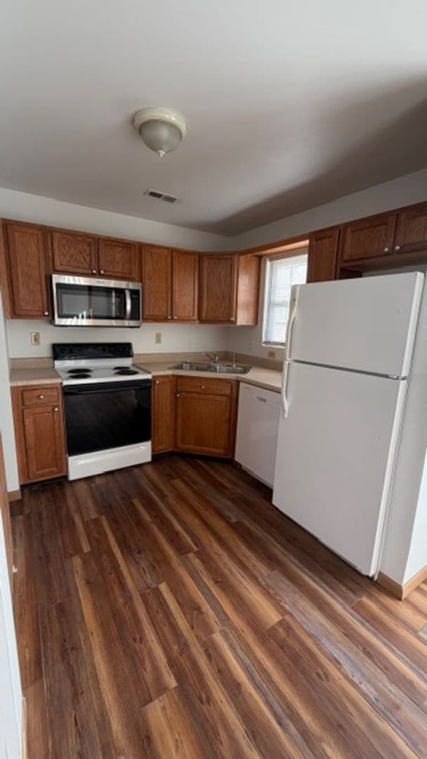 Building Photo - 696 James St