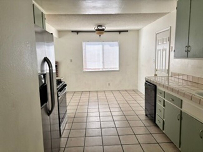 Building Photo - 808 Kelton St