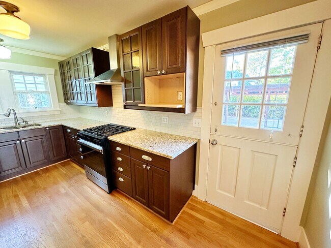 Building Photo - Stunning 3 Bedroom with Fully Fenced Yard ...