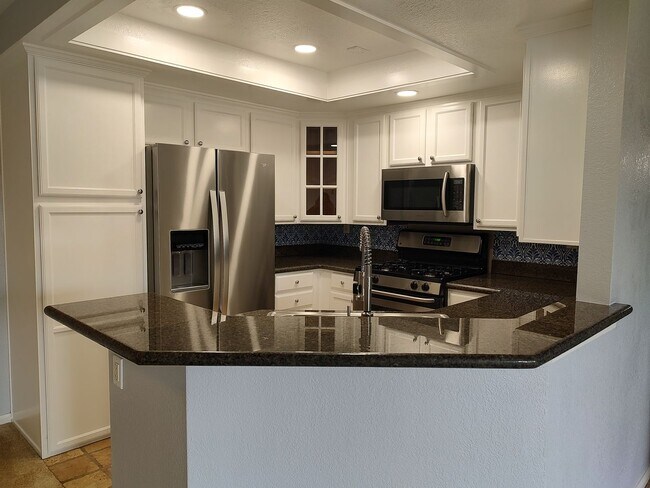 Building Photo - Beautiful 2 Bedroom Condo in Del Mar Villas
