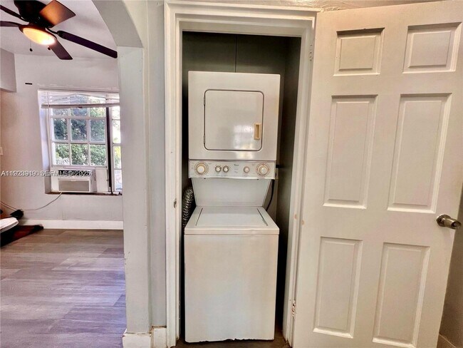 Building Photo - 6940 Bay Dr