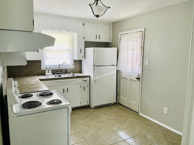 Building Photo - Precious updated 3 bed/1bath located in Oakleigh Heights