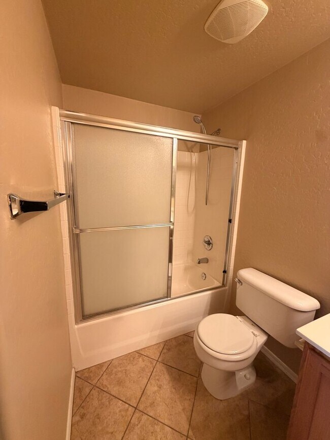 Building Photo - End Unit 2 bed/2.5 bath Town Home Ready 4 Move In!