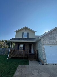 Building Photo - Spacious 3 bedroom, 2.5 bathroom Duplex