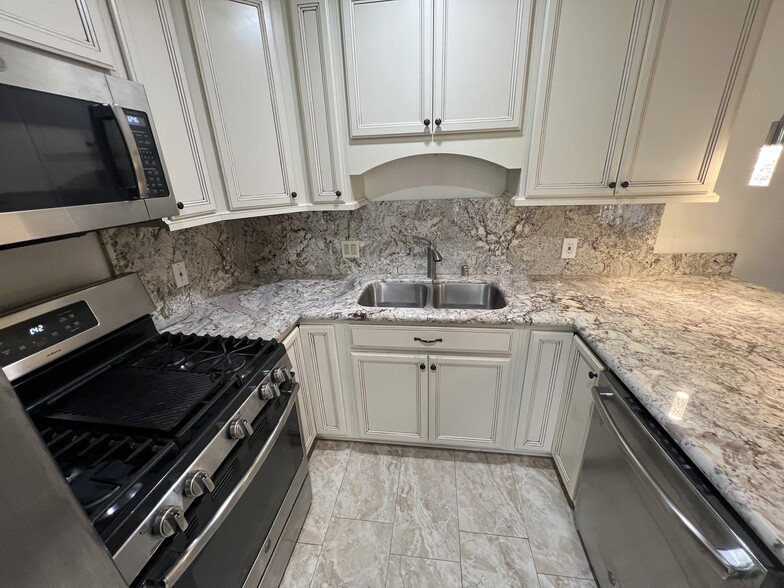 Kitchen - 19156 Avenue of the Oaks