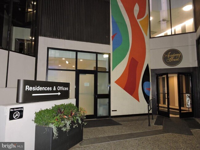 Building Photo - 1420 Locust St