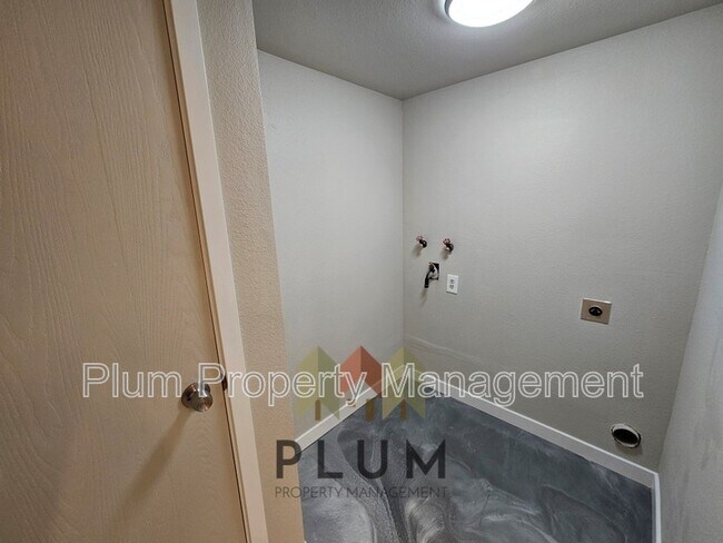 Building Photo - 809 Bulwer St