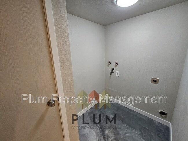 Building Photo - Lease Pending | 809 Bulwer Street