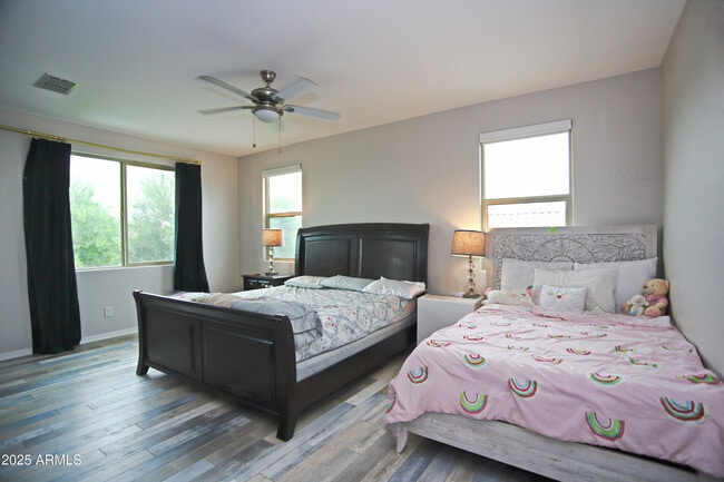Building Photo - 947 E Ladbroke Way
