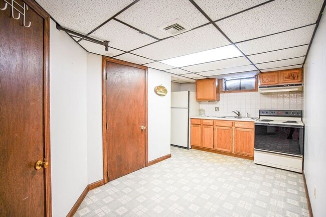 Building Photo - 13 1/2 Weston Street